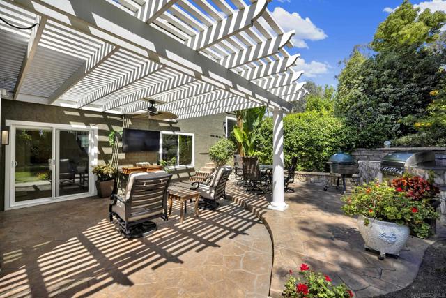 17233 Cuvee Ct, Poway CA: https://media.crmls.org/mediaz/8ddc72f6-afe6-493f-bdaf-b58b328e036e.jpg