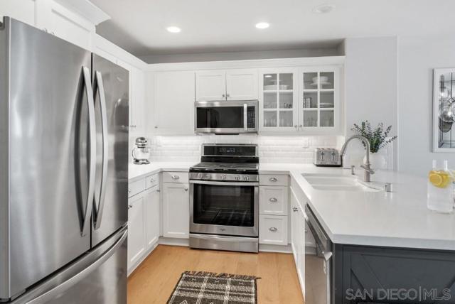3514 Shoreline Bluff Ln, San Diego CA: https://media.crmls.org/mediaz/8ddd1584-903d-455a-a668-cf3faa15bedd.jpg