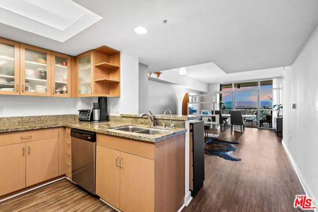 13700 Marina Pointe Drive, Marina del Rey CA: https://media.crmls.org/mediaz/8ddd5fc6-5daa-44db-a496-ce0c9a0a18ad.jpg