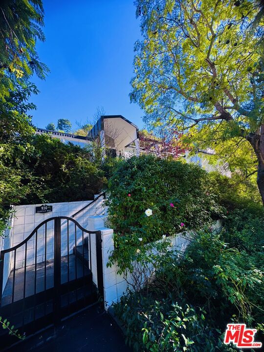 Drew Fenton | 936 Chantilly Road Los Angeles CA | MLS: 7576293