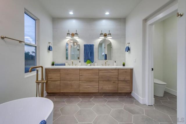 2482 San Clemente Ave, Vista CA: https://media.crmls.org/mediaz/8dde7088-0a35-48fa-93c8-acbfb435b49c.jpg