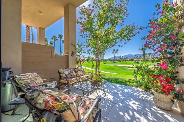 54121 Oakhill, La Quinta CA: https://media.crmls.org/mediaz/8dde862c-a516-4ced-9884-326cb0e86102.jpg