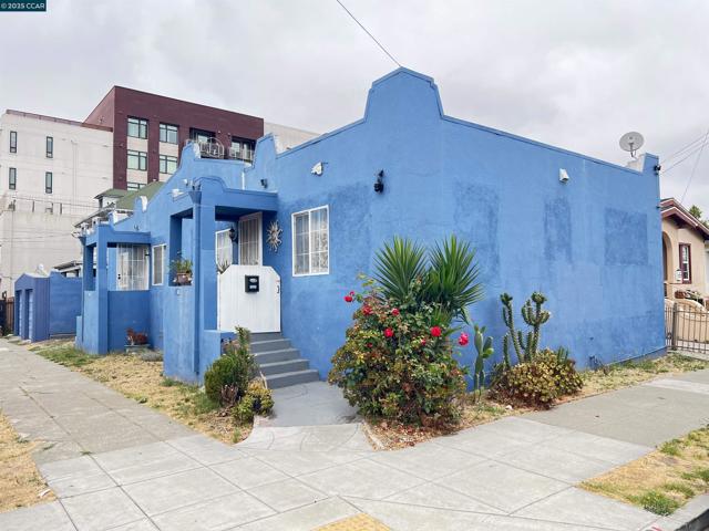 1050 37Th St, Oakland CA: https://media.crmls.org/mediaz/8ddea954-5cb1-498e-8c1f-940e19184ce5.jpg