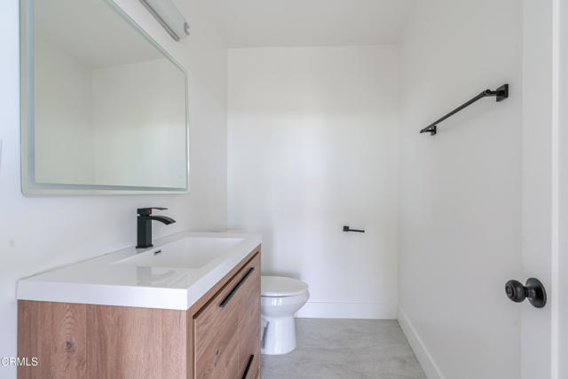 Detail Gallery Image 9 of 21 For 2409 Yorkshire Dr, Los Angeles,  CA 90065 - 3 Beds | 2/1 Baths