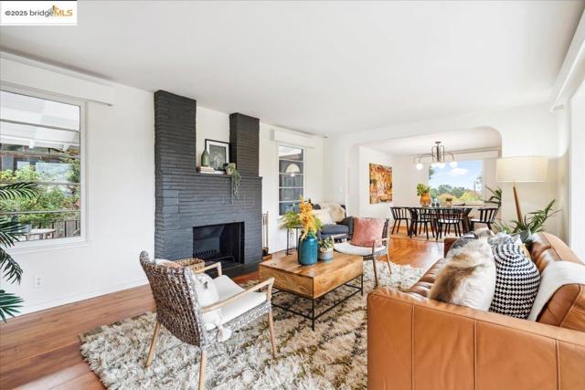 342 El Toyonal, Orinda CA: https://media.crmls.org/mediaz/8ddff06f-b1d4-4c6b-8115-85571917e529.jpg