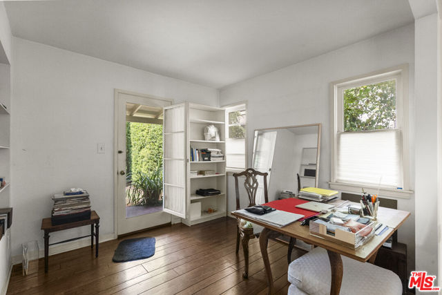 10941 Peach Grove Street, Toluca Lake CA: https://media.crmls.org/mediaz/8de00692-f557-4861-810e-9ccfa10c5599.jpg