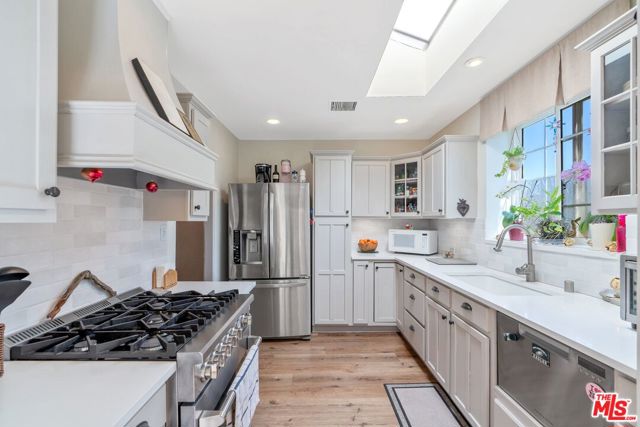 11316 Sunshine Terrace, Studio City CA: https://media.crmls.org/mediaz/8de05deb-cee7-45d6-b6f7-c9d1b898cd34.jpg