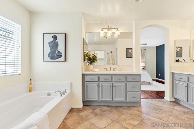 1531 Quiet Trail Dr, Chula Vista CA: https://media.crmls.org/mediaz/8de0ac79-f027-4664-b89d-5e968973d28c.jpg