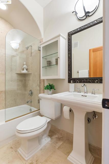 50 Pine Hills Ct, Oakland CA: https://media.crmls.org/mediaz/8de0e042-d664-4bdc-89ca-ff0de6a6f85e.jpg