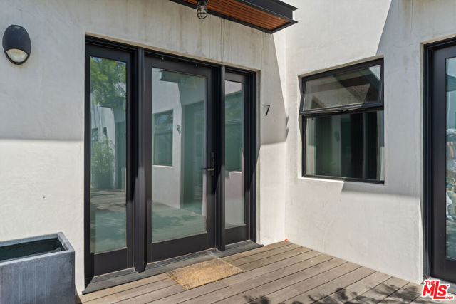 1325 Cabrillo Avenue, Venice CA: https://media.crmls.org/mediaz/8de12650-3861-400b-95a1-a153cb868bfb.jpg