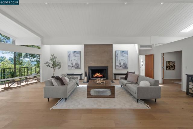 233 Melody Ln, Orinda CA: https://media.crmls.org/mediaz/8de18185-e7c0-43f2-946a-8e0975426d94.jpg