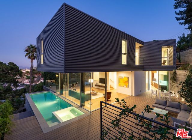 3925 Murietta Avenue, Sherman Oaks CA: https://media.crmls.org/mediaz/8de21e9e-0d67-43c6-80ae-ad834e8c3172.jpg
