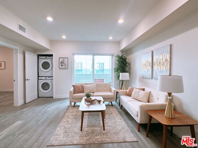 3050 W 11th Street, Los Angeles CA: https://media.crmls.org/mediaz/8de221f5-c4e6-4a54-8680-631c9ef11b1c.jpg
