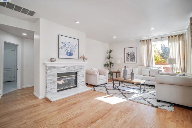 744 Bodega Ct, Fremont CA: https://media.crmls.org/mediaz/8de25787-70f8-4a9b-9c37-2f7a873d4fe5.jpg