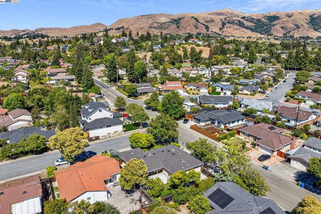 2082 Boxwood Way, Fremont CA: https://media.crmls.org/mediaz/8de29b0c-bf1e-410f-a2b5-8cb970ab04ca.jpg