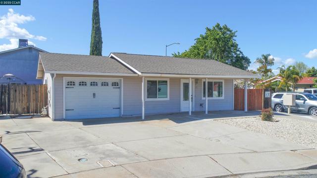 81 Pioneer Ct, Oakley CA: https://media.crmls.org/mediaz/8de33a43-d151-48b9-bd22-a4d6d9b35e24.jpg
