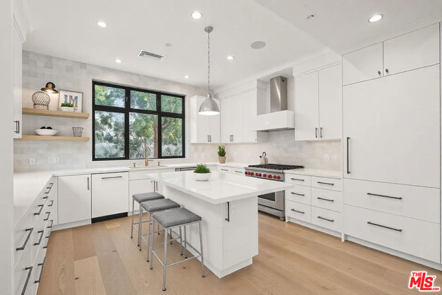 1037 21st Street, Santa Monica CA: https://media.crmls.org/mediaz/8de393cb-0c93-46be-8cfe-14a6b7c7030a.jpg