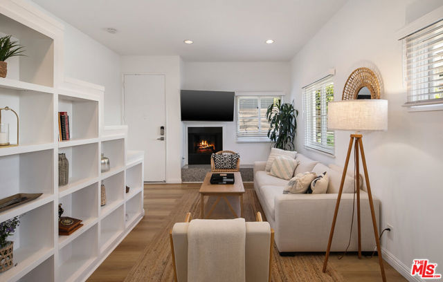 521 Venice Way, Venice CA: https://media.crmls.org/mediaz/8de39836-c8ea-4f61-8f9c-6bc7043addab.jpg