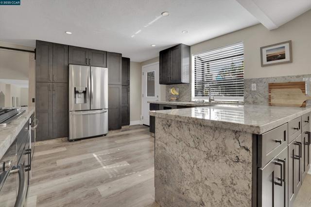 1274 Maywood Ln, Martinez CA: https://media.crmls.org/mediaz/8de3ae78-b684-4a86-bbc4-81eed4eb520f.jpg