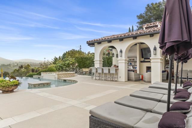 6152 Avenida Del Duque, Rancho Santa Fe CA: https://media.crmls.org/mediaz/8de45121-df2a-45a3-b2cc-05c7aaba381e.jpg