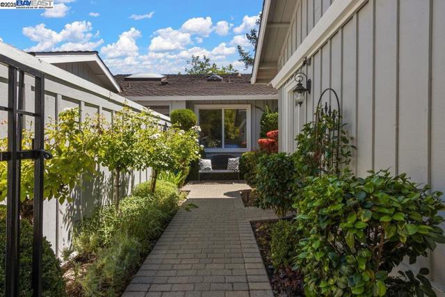 586 CAMBRIAN WAY, Danville CA: https://media.crmls.org/mediaz/8de45f87-0d69-483f-bbb0-cfe0ee91335f.jpg