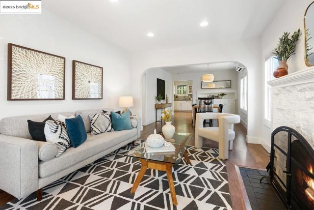 5344 Walnut St, Oakland CA: https://media.crmls.org/mediaz/8de494e5-2e32-4d16-9e93-d65590ccc706.jpg