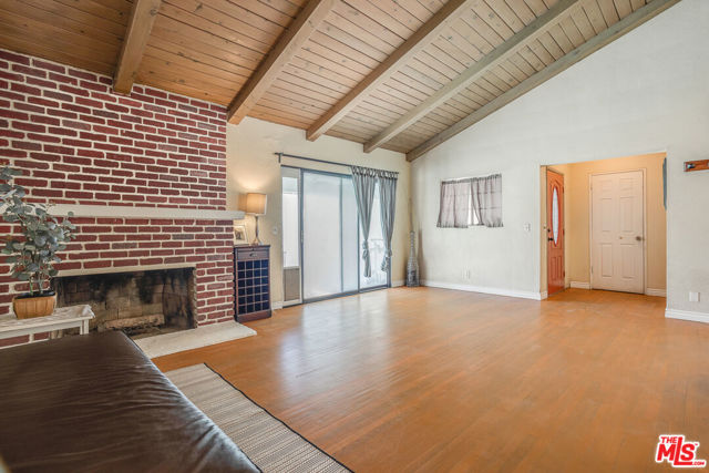 8300 Zelzah Avenue, Northridge CA: https://media.crmls.org/mediaz/8de4a30e-2dea-429e-93d7-f320c6370583.jpg