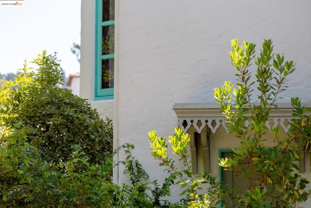 6801 Estates Dr, Oakland CA: https://media.crmls.org/mediaz/8de4c7fe-ce53-41f5-929f-c23b700b69d3.jpg