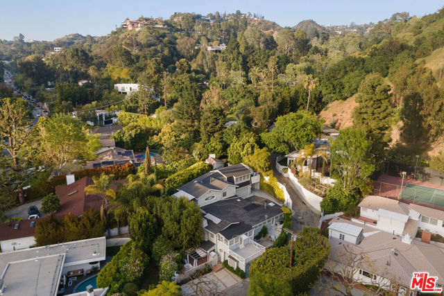 2020 Coldwater Canyon Drive, Beverly Hills CA: https://media.crmls.org/mediaz/8de55ead-e7a3-49df-ba19-2dc53f9ec929.jpg