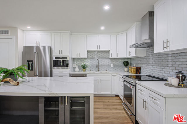 20 Ironsides Street, Marina del Rey CA: https://media.crmls.org/mediaz/8de56562-0943-4cc1-bc98-040e4700d509.jpg
