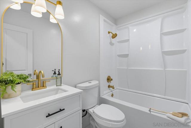 2039 Winnett St, San Diego CA: https://media.crmls.org/mediaz/8de69bdb-814b-4c63-8b24-bca060a5ce30.jpg