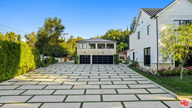 18762 Wells Drive, Tarzana CA: https://media.crmls.org/mediaz/8de6e19d-f8bf-4cee-936b-176301e78486.jpg