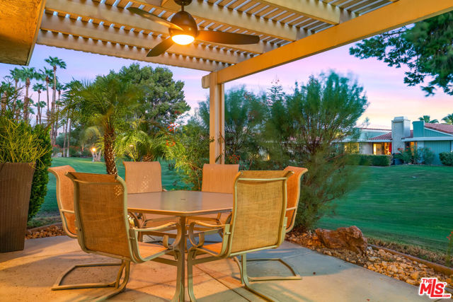 72305 Rodeo Way, Rancho Mirage CA: https://media.crmls.org/mediaz/8de715c3-a9f1-4c8c-85ff-537e3db93993.jpg