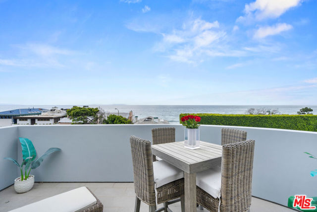 22065 Pacific Coast Highway, Malibu CA: https://media.crmls.org/mediaz/8de75b61-2bf7-4784-a650-3f0943eabed5.jpg