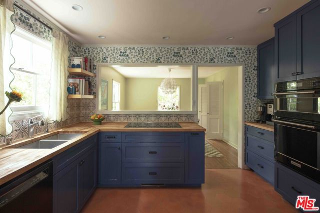 881 Cumberland Road, Glendale CA: https://media.crmls.org/mediaz/8de766c2-4148-4764-bf20-b5bc0e4d62e6.jpg
