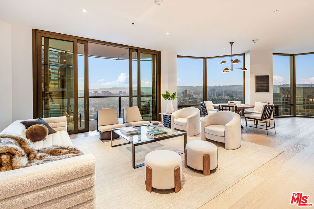 211 W Elm Court #18A
