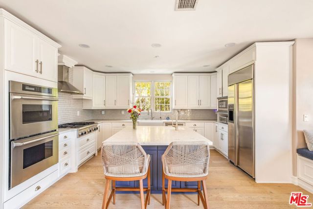 3942 Glenridge Drive, Sherman Oaks CA: https://media.crmls.org/mediaz/8de82bd5-24f1-4c6e-9bf1-b9cf4b316680.jpg