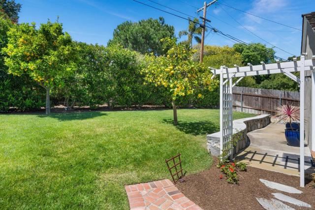 3733 La Cresta Dr, San Diego CA: https://media.crmls.org/mediaz/8de8c14a-d970-4632-a077-a13993e896a9.jpg