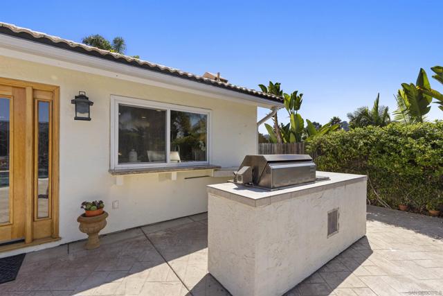 1510 Orangeview Dr, Encinitas CA: https://media.crmls.org/mediaz/8de97867-1beb-41d7-b59e-3072d070381a.jpg