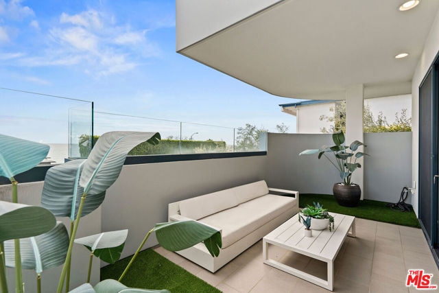 22065 Pacific Coast Highway, Malibu CA: https://media.crmls.org/mediaz/8de9c512-fdb4-47f3-9a63-d31bbd16451b.jpg