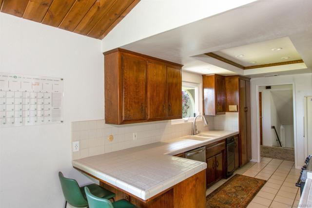 28628 Mountain Meadow Rd, Escondido CA: https://media.crmls.org/mediaz/8de9d3f9-ec0b-4162-9dac-af652b694665.jpg
