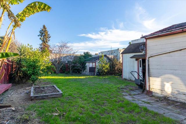 3014 Coolidge Avenue, Oakland CA: https://media.crmls.org/mediaz/8de9dabd-594d-4f20-8e8c-1b4cb7aaff67.jpg