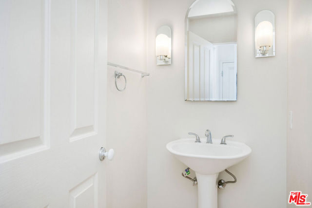 6615 Kentwood Bluffs Drive, Los Angeles CA: https://media.crmls.org/mediaz/8dead618-2354-4145-944f-05fdb83ecc0e.jpg