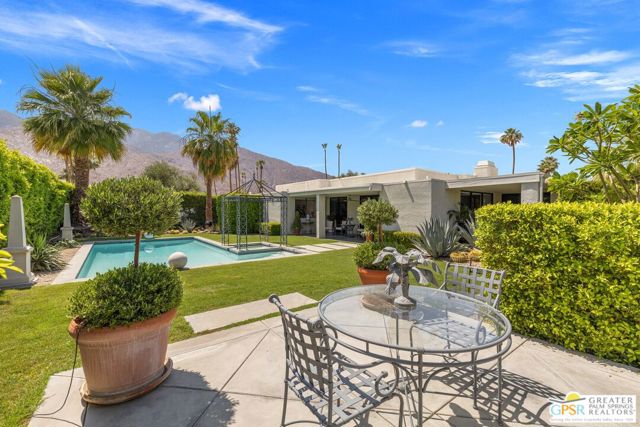 1860 Via Isla, Palm Springs CA: https://media.crmls.org/mediaz/8deaee51-e5e5-48d7-abee-74e696768f5f.jpg