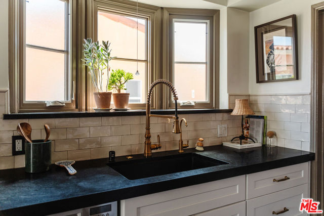 3975 Sutro Avenue, Los Angeles CA: https://media.crmls.org/mediaz/8deb073b-d46a-4bd1-936e-8fb59531f90d.jpg