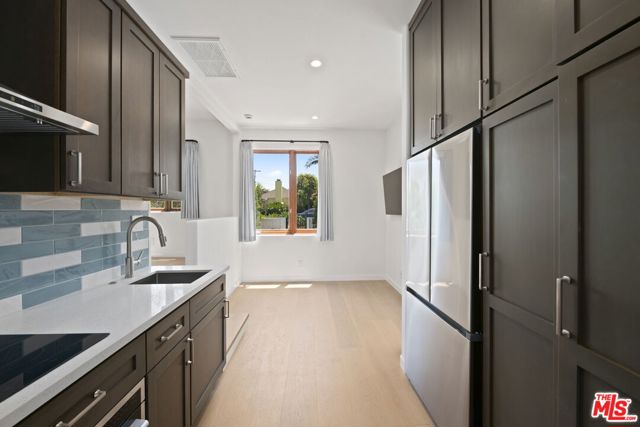 10503 Tennessee Avenue, Los Angeles CA: https://media.crmls.org/mediaz/8debb590-3fc1-4c80-9053-d0b8790f4c0f.jpg