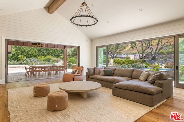 937 & 935 Las Lomas Avenue, Pacific Palisades CA: https://media.crmls.org/mediaz/8ded21d4-5fe8-4673-9d6e-deb0116692db.jpg