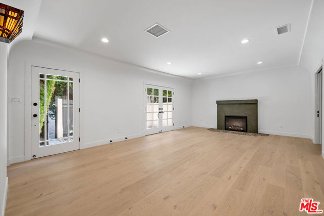 837 Westmount Drive, West Hollywood CA: https://media.crmls.org/mediaz/8ded91bc-3b70-4cc6-b734-9b2288403092.jpg