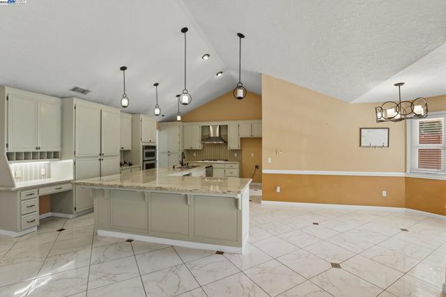 4470 Rolling Oaks Dr, Granite Bay CA: https://media.crmls.org/mediaz/8def45c4-dc59-4902-9adb-972f87623678.jpg