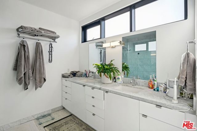 815 Hampton Drive, Venice CA: https://media.crmls.org/mediaz/8df18cfa-e77b-46e1-94ed-6de2e9996c67.jpg
